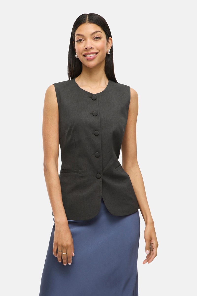 Blazer gris, par VILA®, sans manches avec boutons et jupe bleu.
