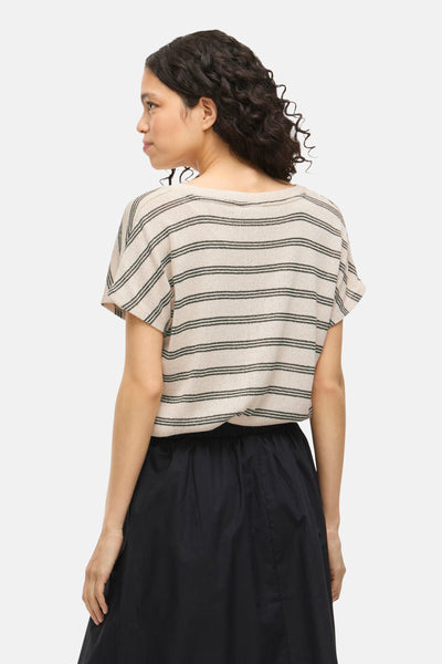 T-shirt kaki à rayures, de VILA, porté avec une jupe noire, vue de dos.