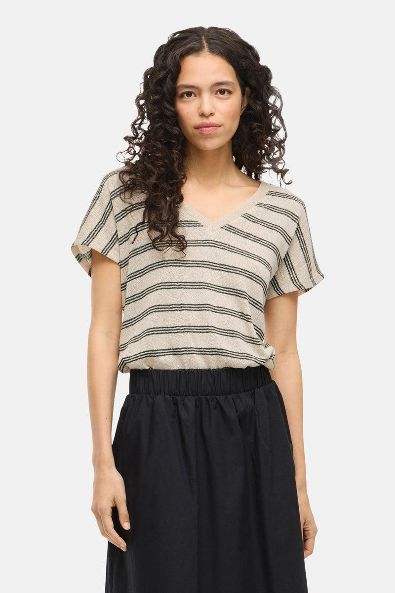 T-shirt à manches courtes kaki de VILA®, rayé avec un col en V, porté avec une jupe noire.
