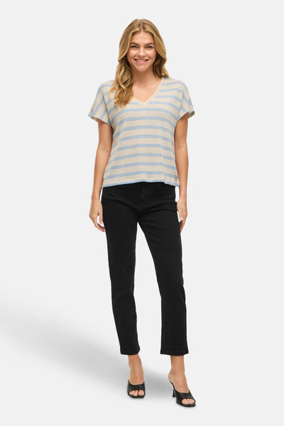 Blauw T-shirt met korte mouwen van VILA, horizontale strepen, gedragen met een zwarte broek en muiltjes met hak.
