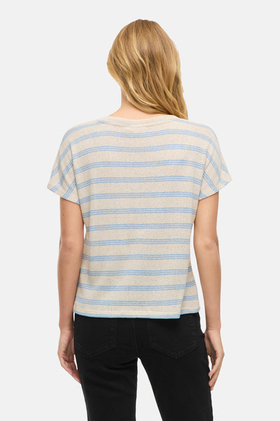 Blauwe T-shirt met korte mouwen van VILA, horizontale strepen, gedragen met een zwarte broek.