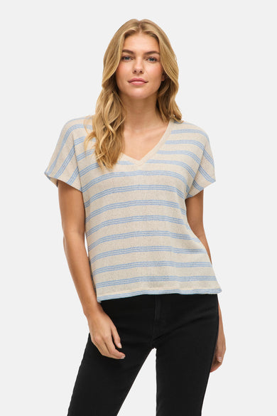 Blauw gestreept T-shirt met korte mouwen van VILA®, gedragen met een zwarte broek.