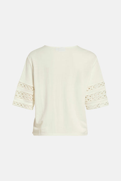 T-shirt écru à manches courtes de VILA®, avec détails en dentelle sur les manches.
