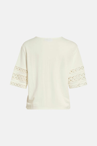 T-shirt écru à manches courtes de VILA®, avec détails en dentelle sur les manches.
