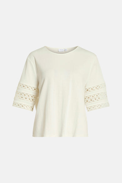 T-shirt écru à manches courtes de VILA, avec des détails en dentelle aux manches.