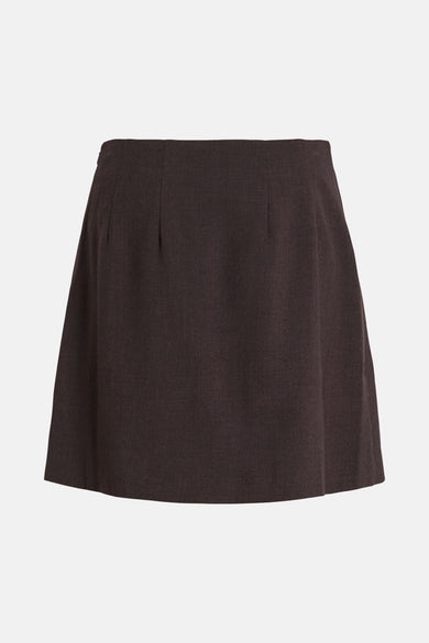 Jupe courte grise de VILA, avec plis discrets et texture légèrement chinée, sur fond neutre.
