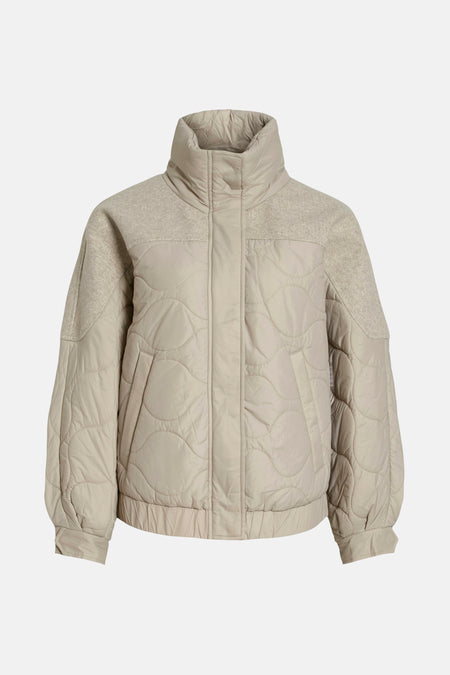 Korte beige jas van VILA, met viltinzetstukken, doorgestikt patroon en pofmouwen.
