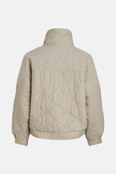 Korte beige jas van VILA, met wollen inzetstuk en golfvormig doorgestikt patroon op de rug.