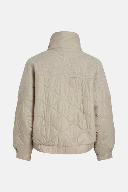 Korte beige jas van VILA, met wollen inzetstuk en golfvormig doorgestikt patroon op de rug.