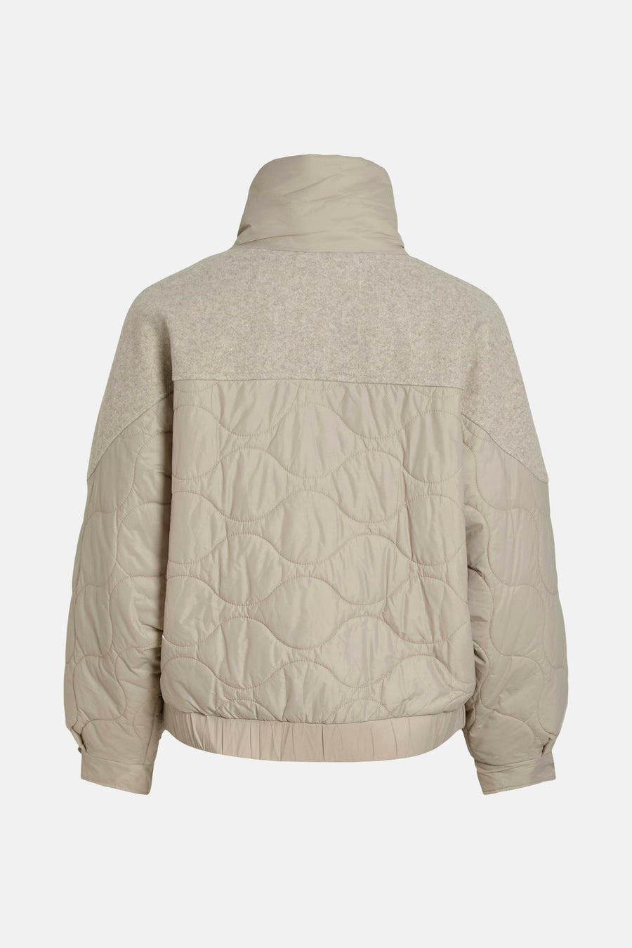 Korte beige jas van VILA, met wollen inzetstuk en golfvormig doorgestikt patroon op de rug.