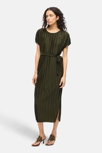 Robe kaki à manches courtes de VILA, plissée avec ceinture à nouer et fente latérale.