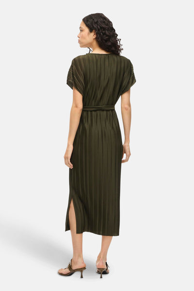 Robe kaki à manches courtes de VILA, plissée avec une ceinture à la taille et une fente sur le côté.