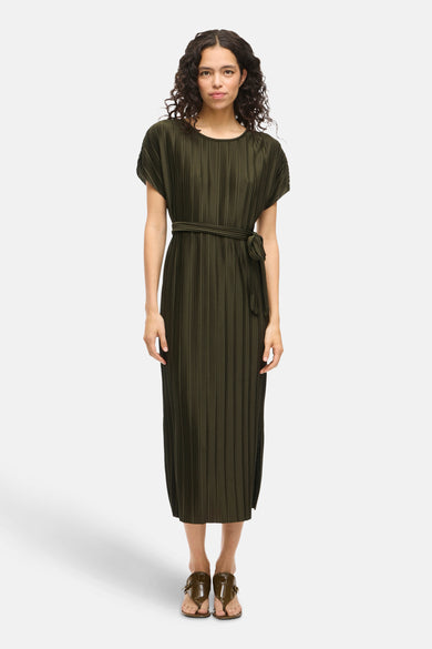 Robe kaki à manches courtes de Vila, plissée avec ceinture à nouer, portée avec des sandales marron.
