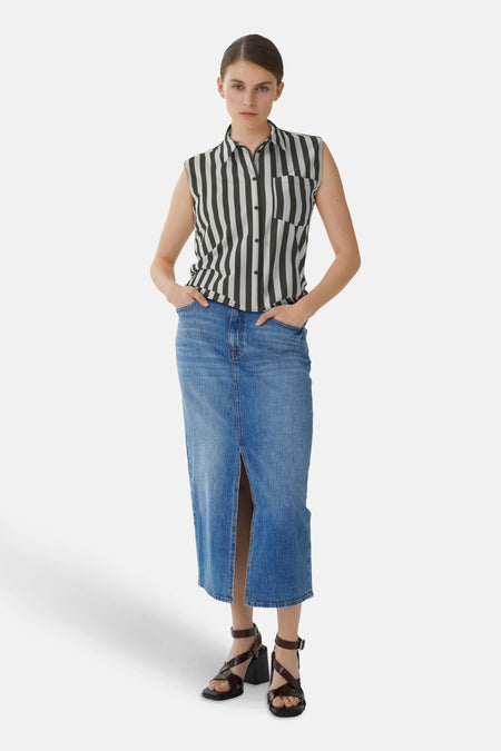 Mouwloos gestreept kaki en wit overhemd van VILA, gedragen met een lange blauwe spijkerrok met split.