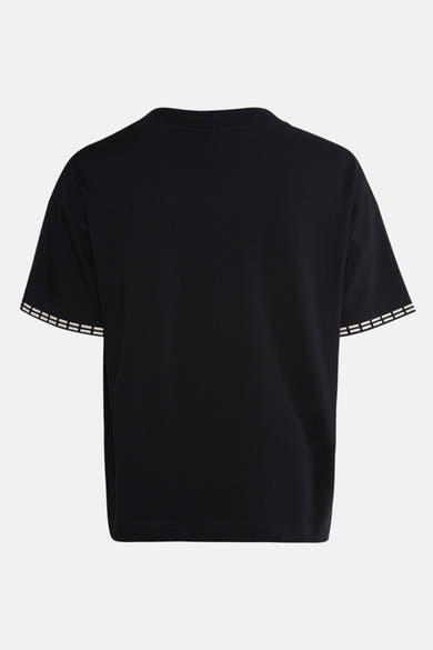 T-shirt noir à manches courtes de VILA®, avec des détails rayés blancs sur les bords des manches.