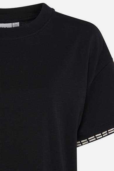T-shirt à manches courtes noir de VILA, avec détails rayés blancs aux manches.