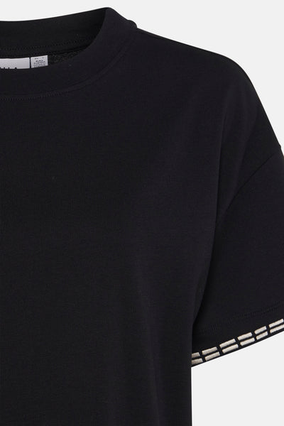 Zwart T-shirt met korte mouwen van VILA, met witte streepdetails op de mouwen.