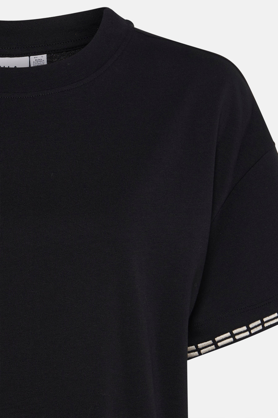 T-shirt à manches courtes noir de VILA, avec détails rayés blancs aux manches.
