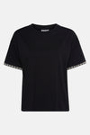 T-shirt noir à manches courtes de VILA avec détails rayés décoratifs aux manches.