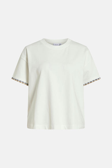 T-shirt blanc à manches courtes de VILA, avec des détails rayés marron et bleu marine aux manches.