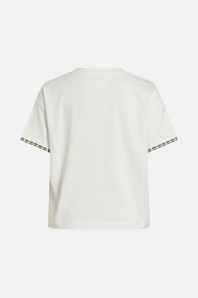 T-shirt blanc à manches courtes de VILA®, avec bordure rayée marron et bleu marine aux manches.