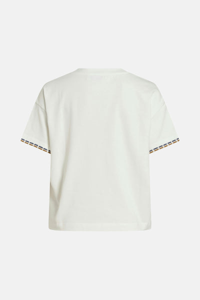 T-shirt blanc à manches courtes de VILA®, avec bordure rayée marron et bleu marine aux manches.