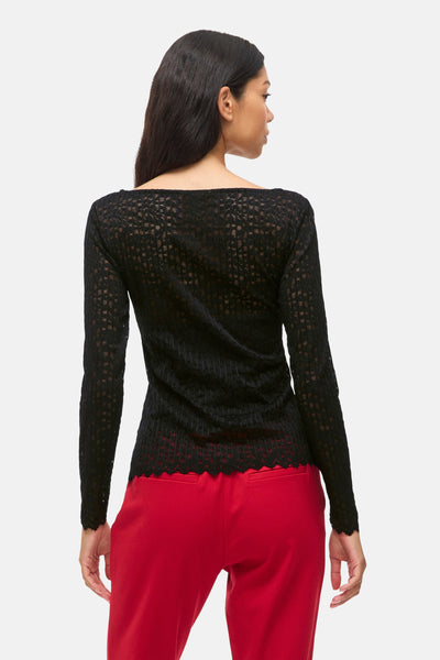 Zwart T-shirt met lange mouwen van VILA®, in delicate bloemenkant, gedragen met een effen rode broek.