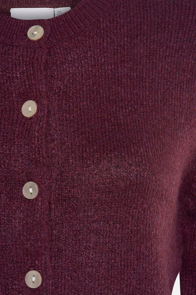 Bordeaux vest van VILA® in getextureerd breiwerk met parelmoeren knopen, close-up.
