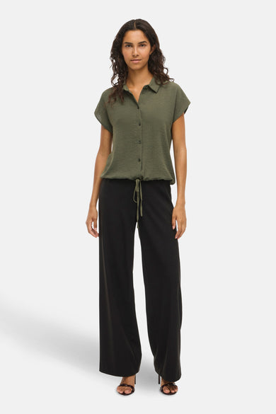 Kaki blouse met korte mouwen van VILA®, met subtiele textuur en trekkoord in de taille.