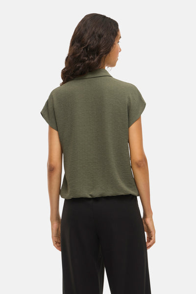 Kaki blouse met korte mouwen van VILA®, met een licht gekreukte textuur en geplooide details aan de taille.