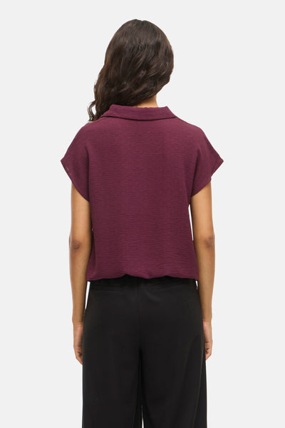 Rood overhemd met korte mouwen van VILA, met kraag en wafeltextuur, gedragen met een zwarte broek.