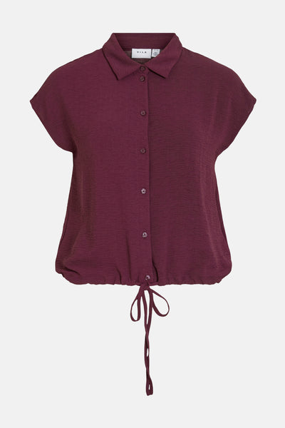 Chemisier rouge à manches courtes par VILA, avec une texture subtile et une ceinture à nouer.
