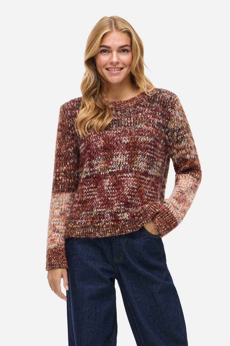 Multikleuren rondehals trui van VILA, gedragen met een donkerblauwe high-waist jeans.