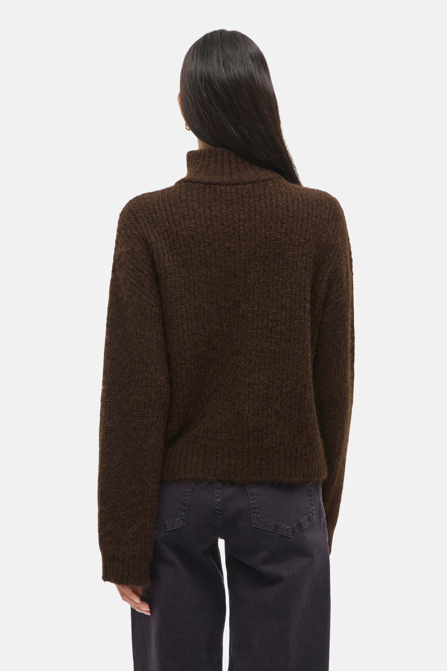 Bruine trui van VILA met coltrui en gebreide textuur, gedragen met een donkere broek.