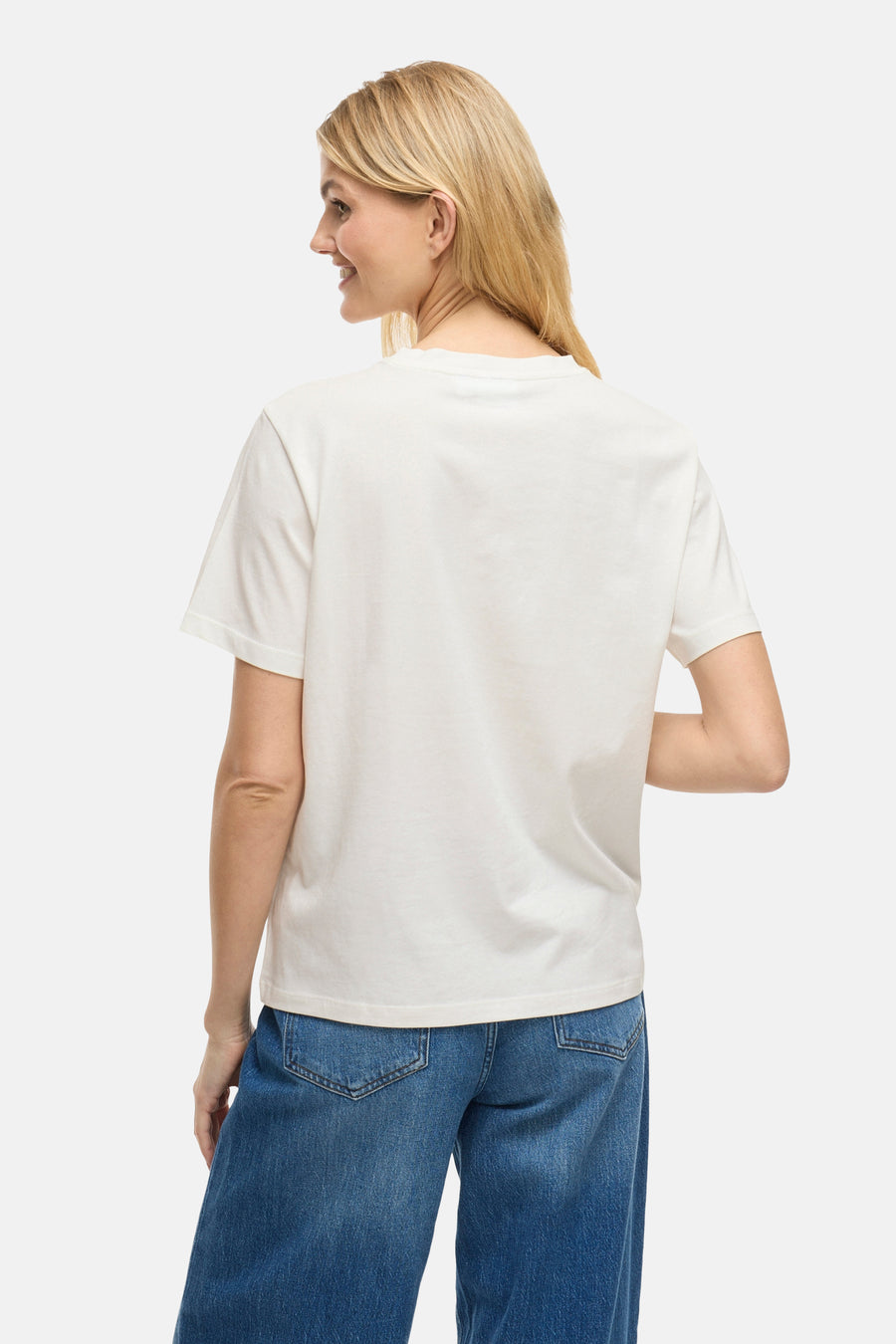 Wit T-shirt met korte mouwen van VILA, gedragen met een wijde blauwe jeans, achtergezicht.