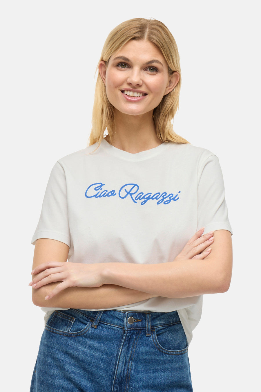 Wit T-shirt met korte mouwen van VILA, met blauwe letters, gedragen met een high-waist jeans.