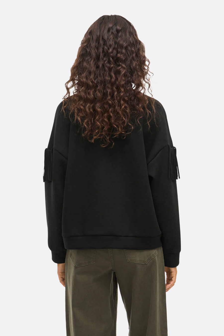 Zwarte trui van VILA, lange mouwen met franjes, gedragen met een olijfgroene broek, achterzicht.
