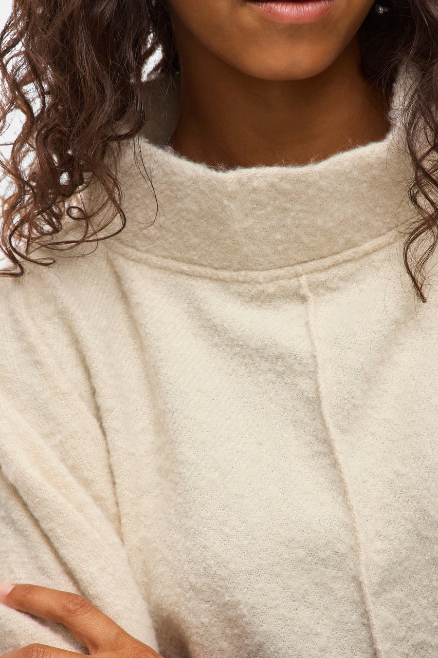 Beige poncho van VILA®, met een opstaande kraag en een zachte textuur.