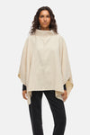 Beige poncho van VILA® met opstaande kraag, gedragen over een zwarte top en een zwarte broek.
