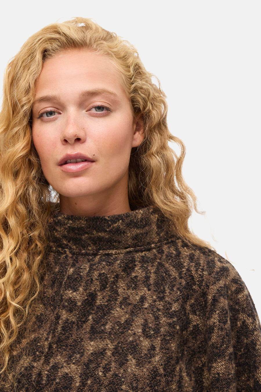 Poncho marron à col roulé par VILA, avec un motif texturé abstrait et un style décontracté.