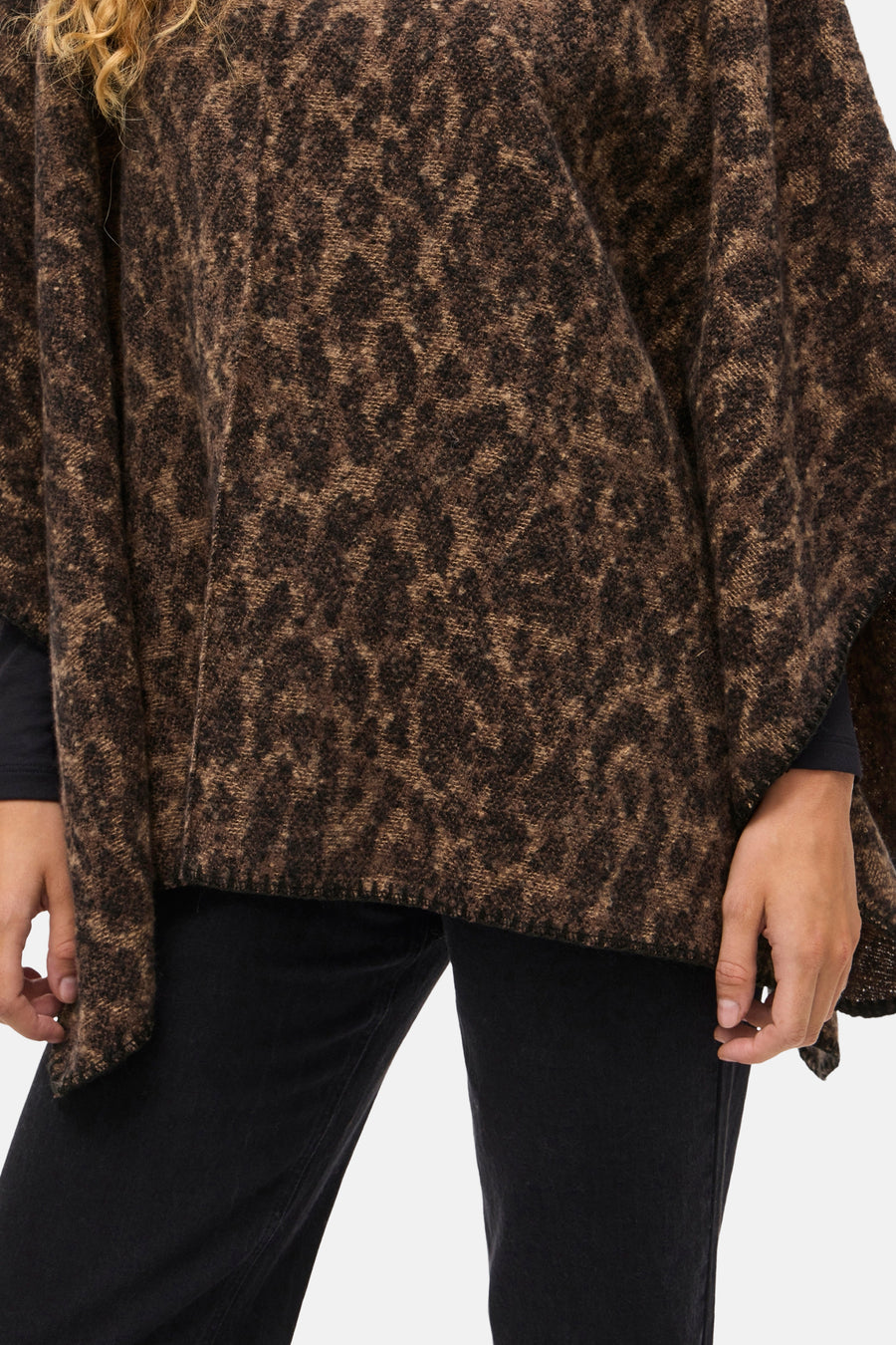 Poncho marron en maille de VILA®, à motif léopard, porté avec un pantalon noir.