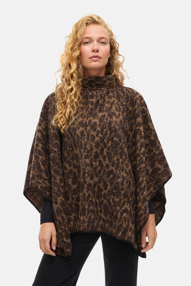 Poncho marron à motif animalier par VILA®, avec un col roulé et des manches longues noires.
