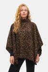Poncho marron à motif animalier par VILA®, avec un col roulé et des manches longues noires.

