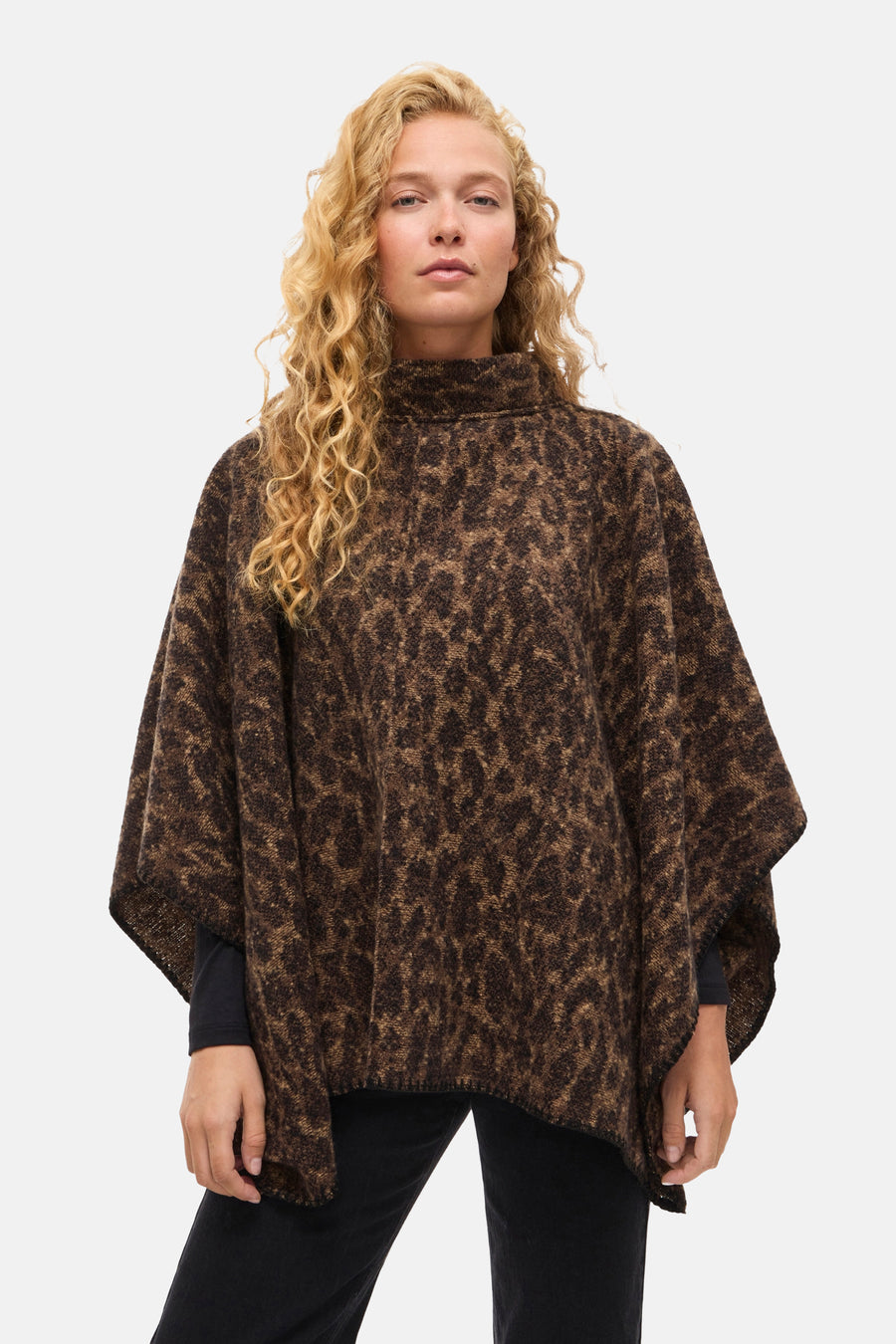 Poncho marron à motif animalier par VILA®, avec un col roulé et des manches longues noires.
