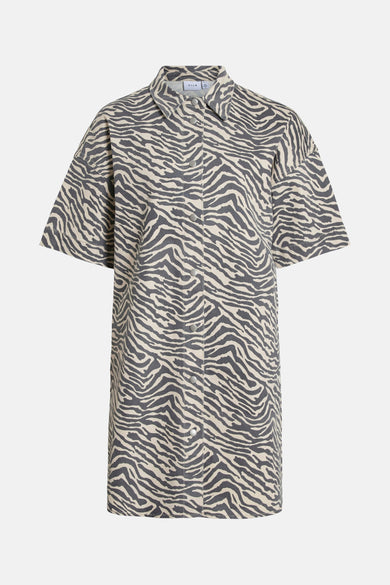 Robe courte multicolore par VILA®, à motif zébré, avec des manches courtes et une coupe droite.
