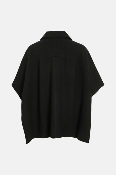 Poncho noir de VILA, avec col et manches courtes amples, vue de dos.