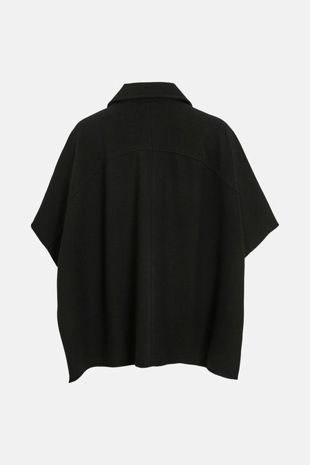 Poncho noir de VILA, avec col et manches courtes amples, vue de dos.