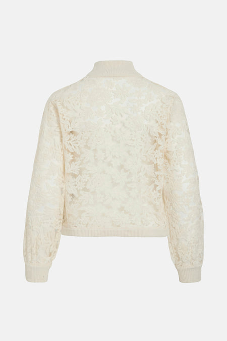 Beige coltrui van VILA, met bloemenpatroon van kant op een licht doorschijnende achtergrond.