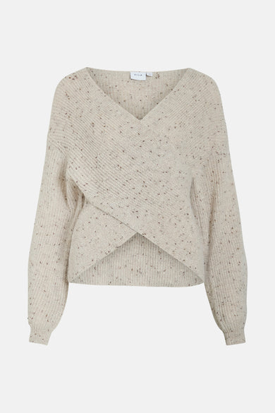 Pull beige en maille mouchetée de VILA, avec un devant croisé et une coupe courte.
