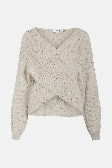 Beige gebreide trui van VILA®, getextureerd met bruine spikkels, lange mouwen en een relaxte pasvorm.
